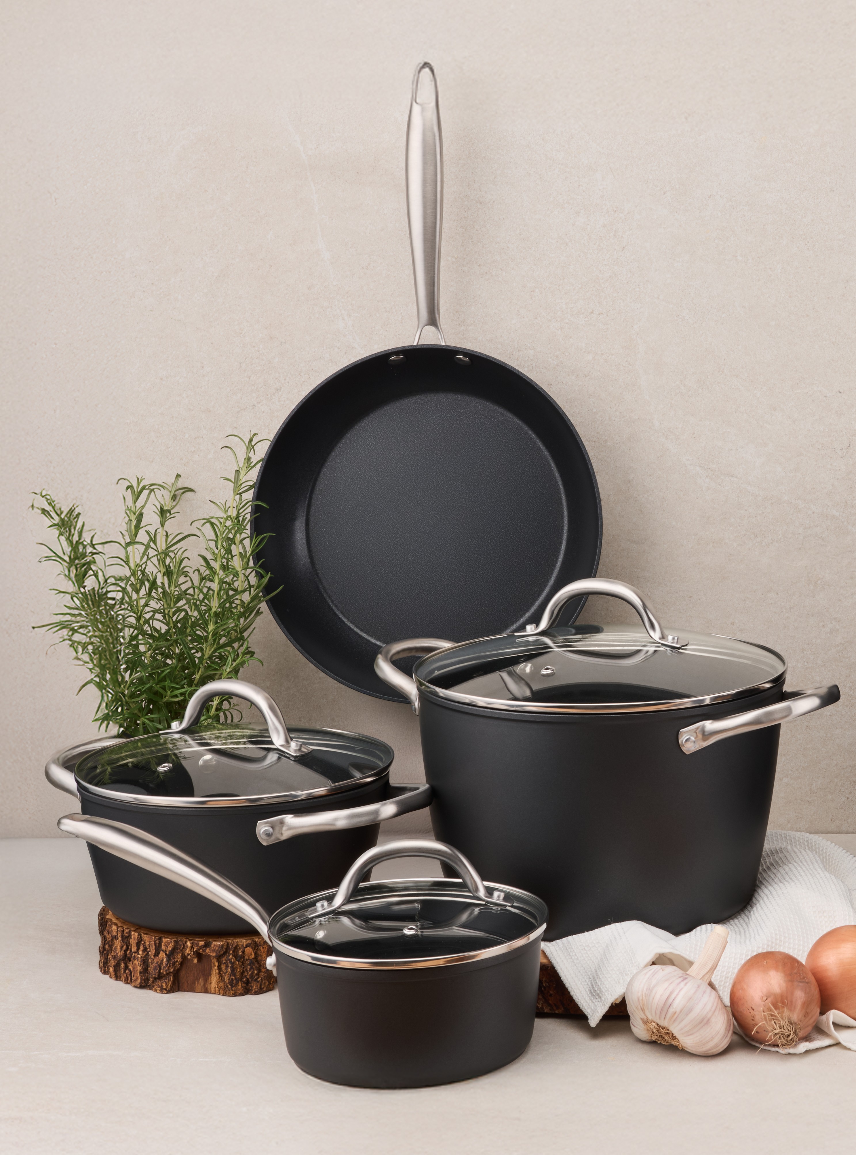 Sada nádobí s nepřilnavých povrchem ETA Ingot 8930 90000, ve které se nachází rendlík s poklicí o průměru 16 cm, dva hrnce o průměrech 20 a 24 cm a pánev o průměru 26 cm