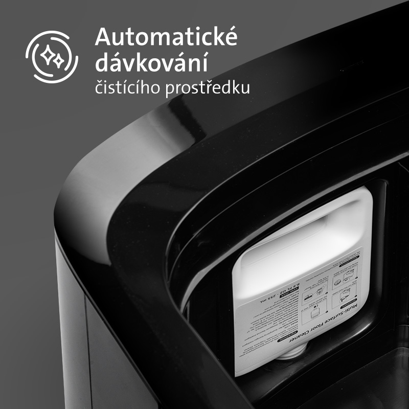 Černý robotický vysavač ETA Master Aqua Pro zaparkovaný v dokovací stanici