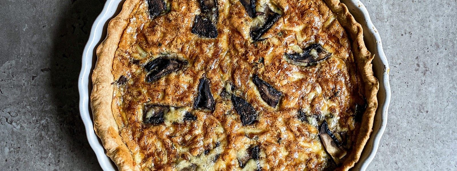 Quiche so skaramelizovaným cesnakom, tymianom a portobello šampiňónmi