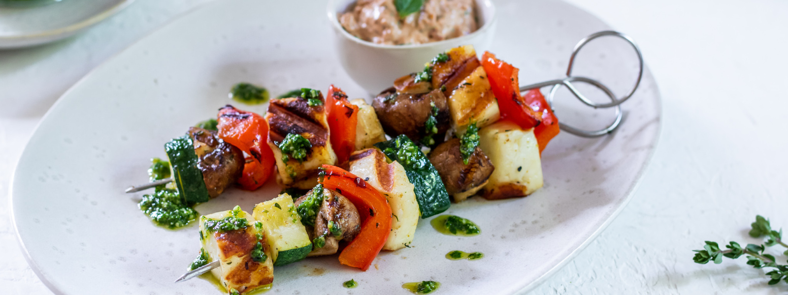 Zeleninové špízy s halloumi, špenátovým pestom a rajčinovým dipom