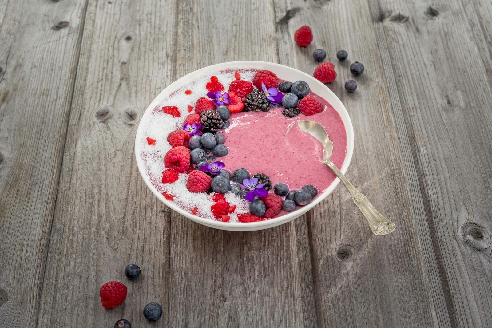 Smoothie bowl z lesného ovocia